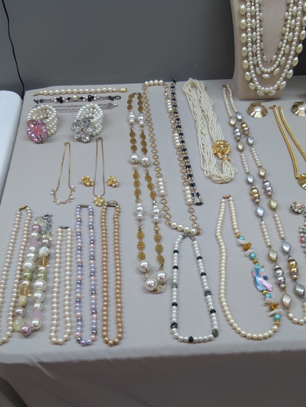Preview For 8-11 Show.. 47lb Signed And Unsigned Faux Pearls - Picture 5 of 15